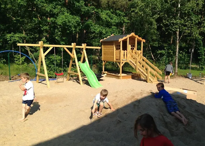 Miedzy Sosnami ロッジ ポビエロボ